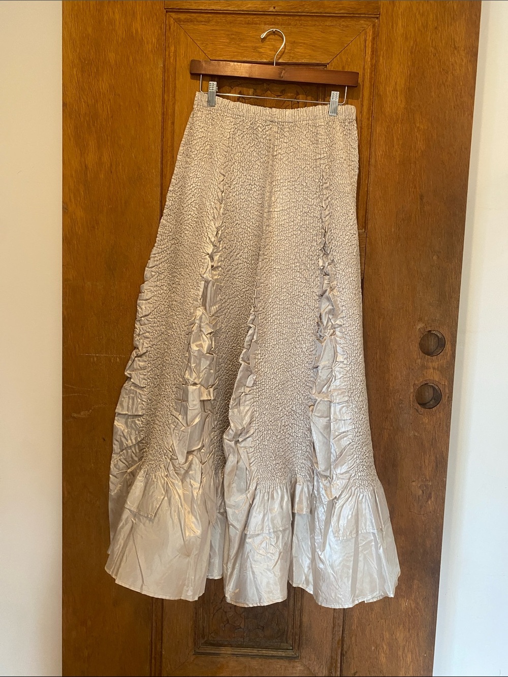Lightweight crinkle silk blend maxi skirt ruffle hem elastic waist gold cream M